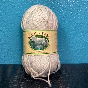 1 NWT Wool-Ease Yarn  86% Acrylic, 10% Wool, 4% Rayon 85g Color Ivory Sprinkles